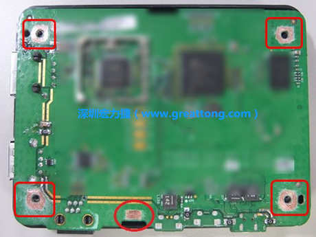 手動(dòng)去綠漆。使用傳統(tǒng)的刀片去除綠漆后的效果。