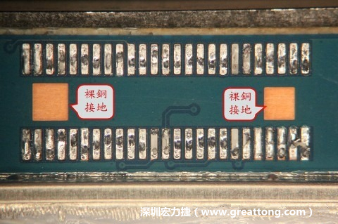把板對板連接器全部移除，發(fā)現(xiàn)其下方板子共有兩個(gè)裸銅的方形設(shè)計(jì)。