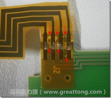 這張圖所顯示的,PCBA工廠實(shí)際進(jìn)行HotBar(熱壓熔錫焊接)焊接的時(shí)候,經(jīng)常會(huì)出現(xiàn)這類(lèi)焊墊之間短路的問(wèn)題,下面的圖示為比較嚴(yán)重的案例,大部分都只有部份溢錫,但這對(duì)品質(zhì)信賴杜已經(jīng)產(chǎn)生了及大的為害,既使現(xiàn)在測(cè)試沒(méi)有出現(xiàn)問(wèn)題,難保在高溫膏濕的環(huán)境下不會(huì)出現(xiàn)電子遷移(Electromigration)的現(xiàn)象。