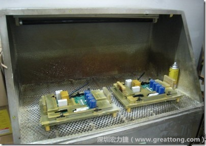 使用噴涂(Spraying)方式作業(yè)conformal coating時(shí)，需設(shè)備抽真空的設(shè)備，否則噴涂的物質(zhì)會(huì)飄散到空氣當(dāng)中，影響人體的健康。