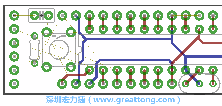 到目前為止，你應(yīng)該只剩下四個(gè)部分還未進(jìn)行布線，10K重置上拉電阻器、重置電容和1×6的序列排針。